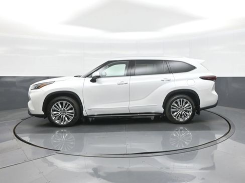 Certified 2025 Toyota Highlander Platinum AWD/4WD image 6