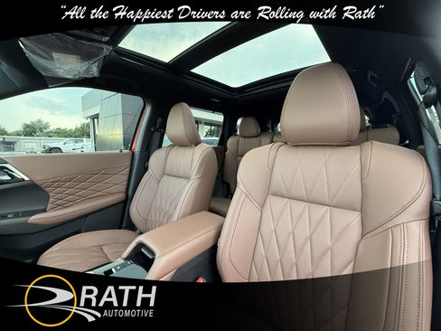 New 2025 Mitsubishi Outlander SEL image 13