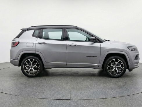 Used 2025 Jeep Compass Limited image 11