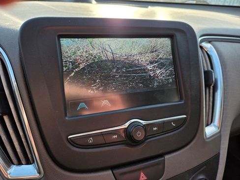 Used 2018 Chevrolet Malibu LT image 9