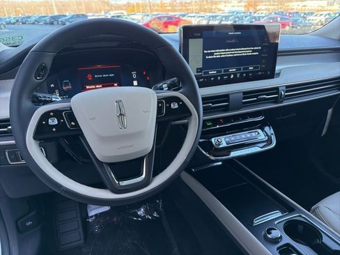 New 2026 Lincoln Corsair Premiere image 9