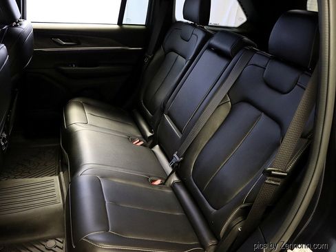 Used 2024 Jeep Grand Cherokee Limited image 12