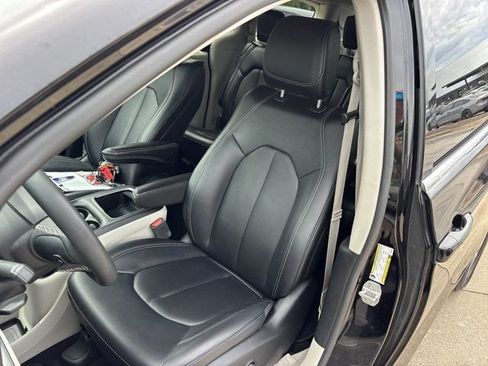 Used 2024 Chrysler Pacifica Touring-L FWD image 23