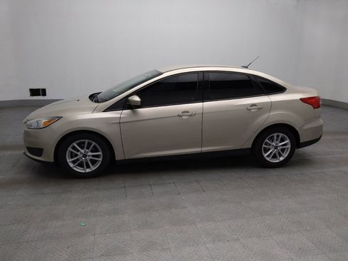 Used 2018 Ford Focus SE FWD image 2