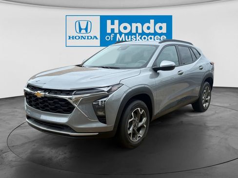 Used 2025 Chevrolet Trax LT FWD image 4