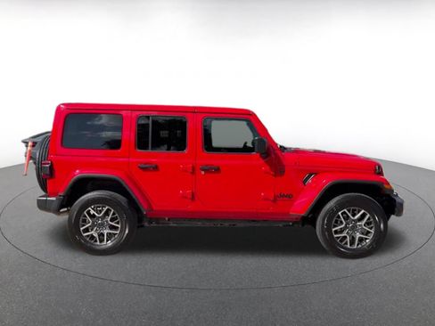 Used 2025 Jeep Wrangler Unlimited Sahara AWD/4WD image 16