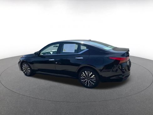 Used 2025 Nissan Altima 2.5 SV FWD image 11