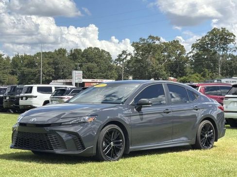 Used 2025 Toyota Camry SE FWD image 14