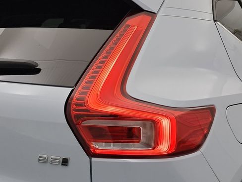 Used 2024 Volvo XC40 B5 Core image 5