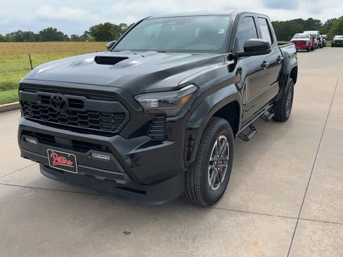 Used 2025 Toyota Tacoma TRD Sport w/ TRD Sport Upgrade Package RWD image 3