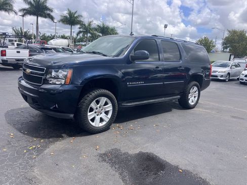 Used 2007 Chevrolet Suburban LT w/ LT Preferred Equipment Group RWD image 4