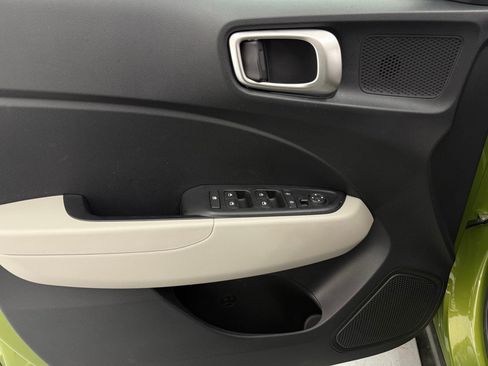 Used 2023 Hyundai Venue SEL FWD image 11