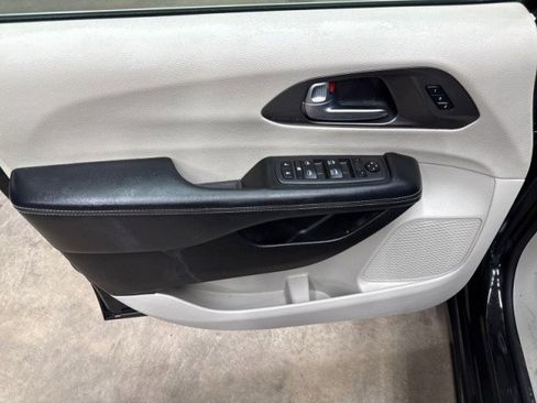 Used 2022 Chrysler Pacifica Touring-L image 30