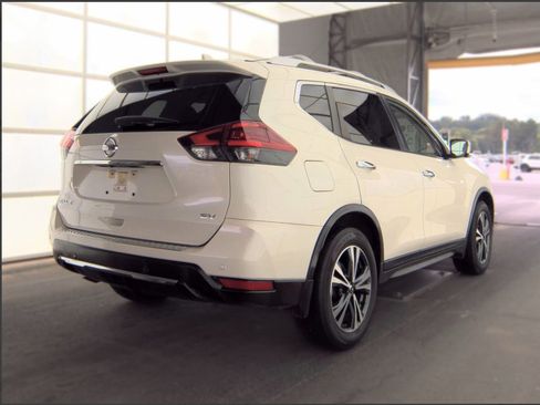 Used 2019 Nissan Rogue SV w/ Premium Package FWD image 2