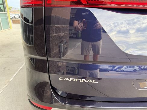 Used 2024 Kia Carnival LX image 14