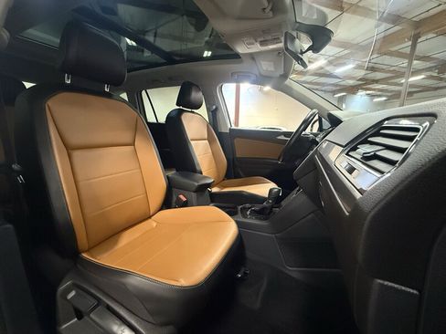Used 2018 Volkswagen Tiguan SE w/ Panoramic Sunroof Package AWD/4WD image 13