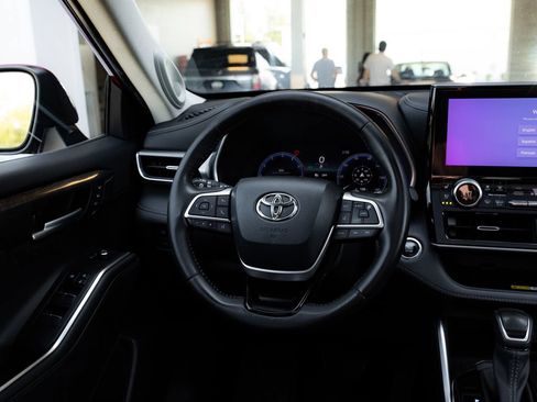 Used 2023 Toyota Highlander Platinum FWD image 14