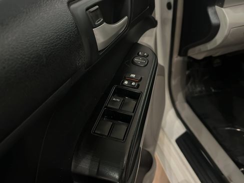 Used 2014 Toyota Camry L image 19