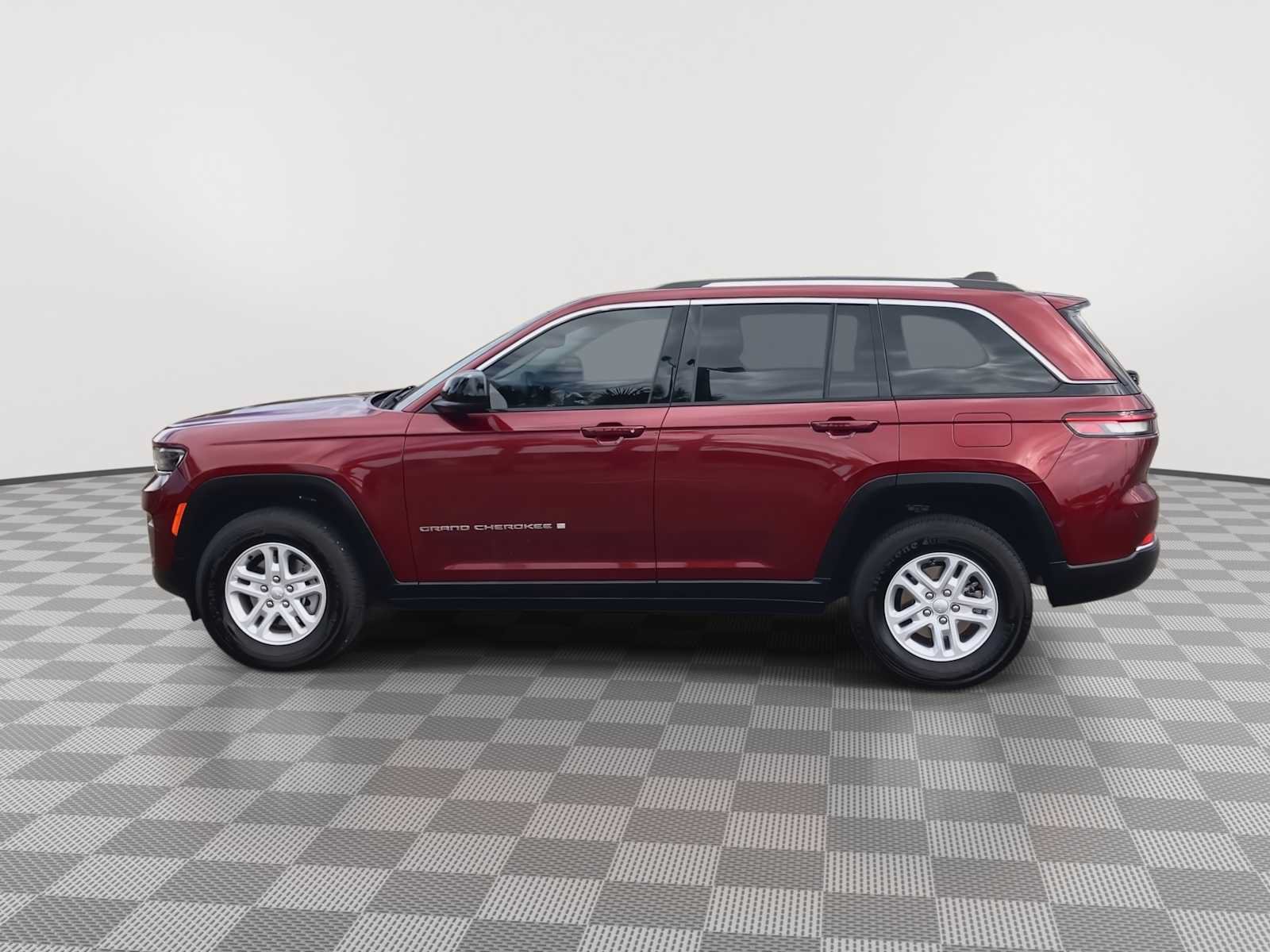 Used 2023 Jeep Grand Cherokee Laredo AWD/4WD image 5