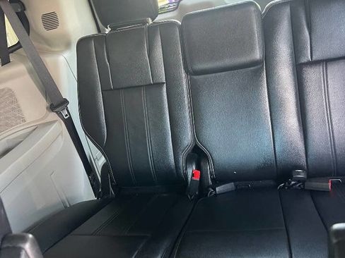 Used 2015 Chrysler Town & Country Touring image 9