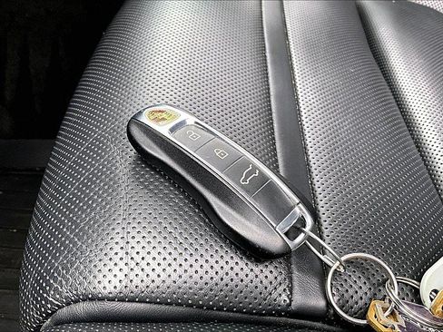 Used 2023 Porsche Cayenne AWD/4WD image 7