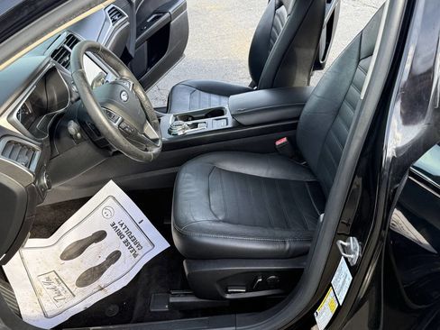 Used 2017 Ford Fusion SE w/ Fusion SE Technology Package image 14