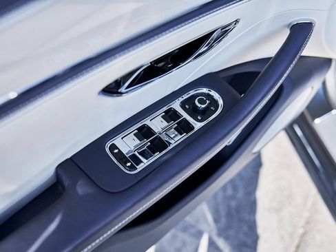 Used 2024 Bentley Flying Spur V8 image 30