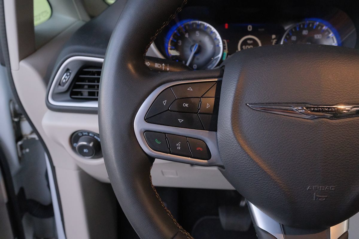 Used 2024 Chrysler Pacifica Touring-L FWD image 16