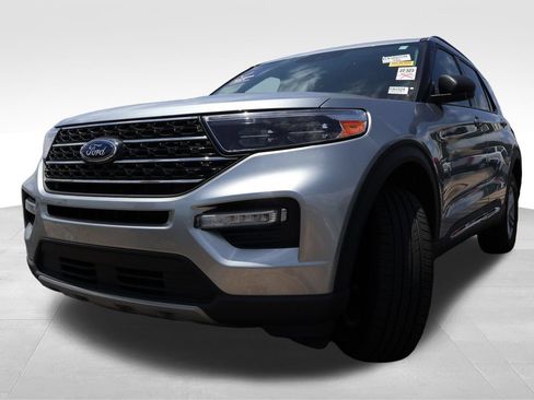 Used 2024 Ford Explorer XLT w/ Equipment Group 202A AWD/4WD image 2