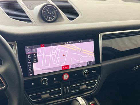 Certified 2023 Porsche Macan AWD/4WD image 23