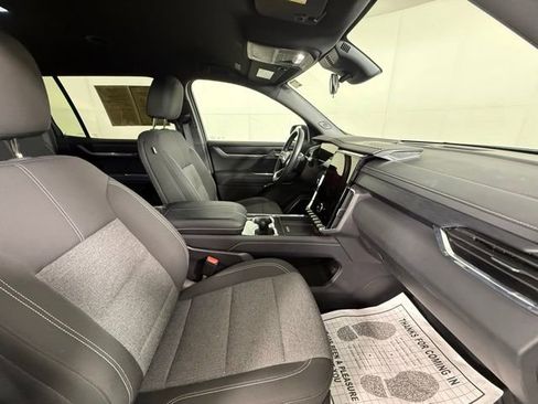 Used 2025 GMC Acadia Elevation image 32