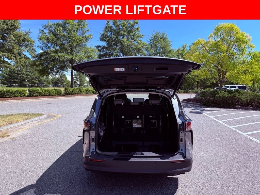 Used 2026 Toyota Sienna XLE FWD image 7