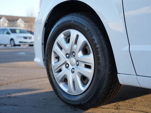 Used 2018 Dodge Grand Caravan SE w/ UConnect Hands-Free Group image 11