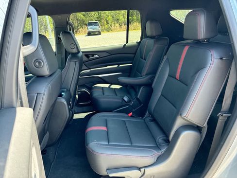 Used 2025 Chevrolet Traverse RS image 25