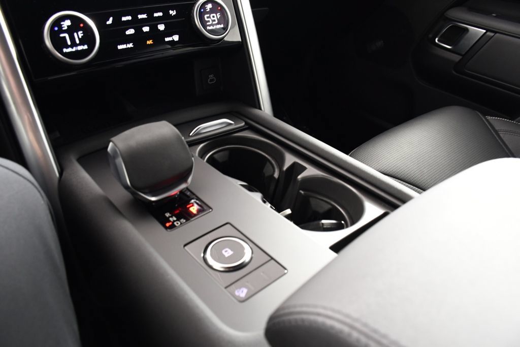 Certified 2025 Land Rover Discovery S AWD/4WD image 32