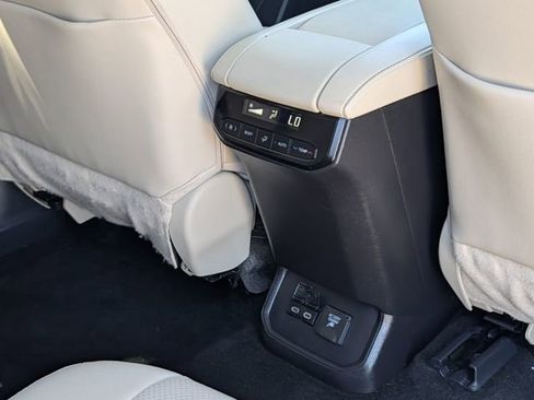 Used 2024 Toyota Highlander Limited AWD/4WD image 33