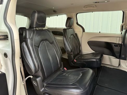 Used 2022 Chrysler Pacifica Touring-L image 29
