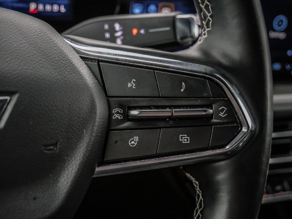 Used 2025 Chevrolet Traverse LT FWD image 36