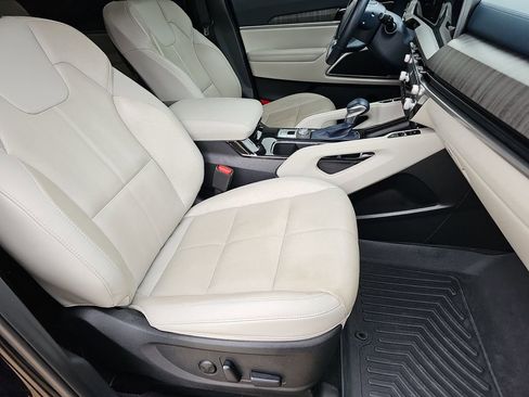 Used 2024 Kia Telluride EX w/ EX Captain's Chair Package FWD image 11