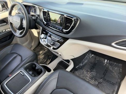 Used 2024 Chrysler Pacifica Touring-L image 11