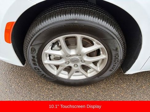 Used 2024 Chrysler Pacifica Touring-L image 11