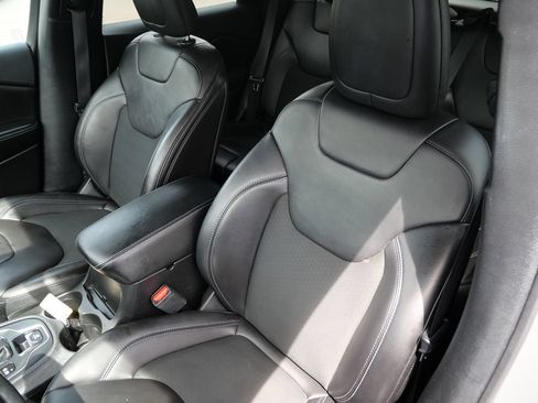 Used 2019 Jeep Cherokee Latitude Plus w/ Cold Weather Group AWD/4WD image 11