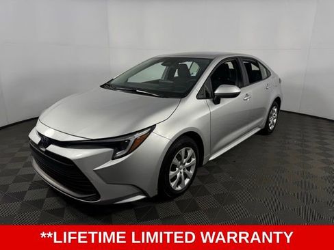 Used 2025 Toyota Corolla LE image 3