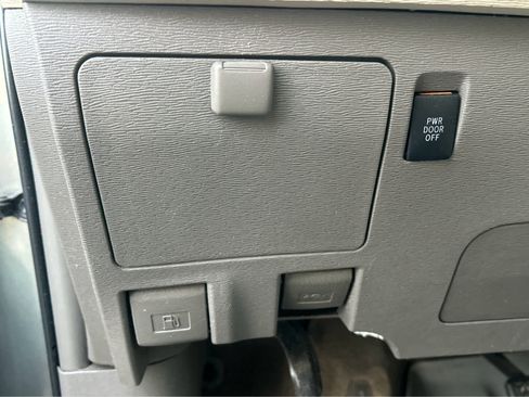 Used 2013 Toyota Sienna XLE image 29