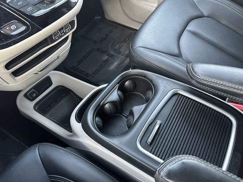 Used 2024 Chrysler Pacifica Select image 16