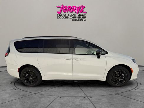 New 2026 Chrysler Pacifica Limited w/ S Appearance Package image 6