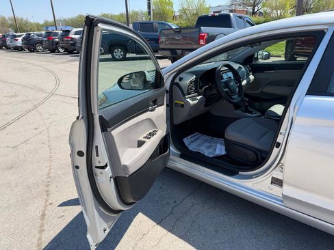 Used 2017 Hyundai Elantra SE image 12