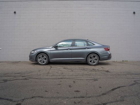 Used 2024 Volkswagen Jetta SE FWD image 2