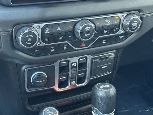 Used 2025 Jeep Wrangler Unlimited Sahara AWD/4WD image 21