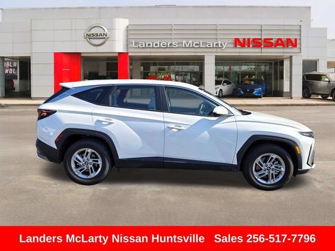 Used 2025 Hyundai Tucson SE FWD image 2